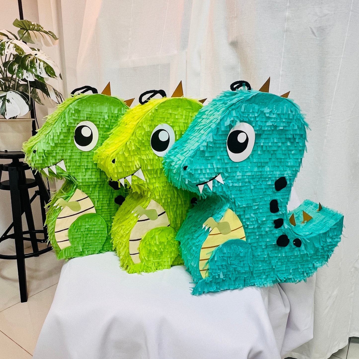 30 cm. Big Eyes Dinosaur Piñata